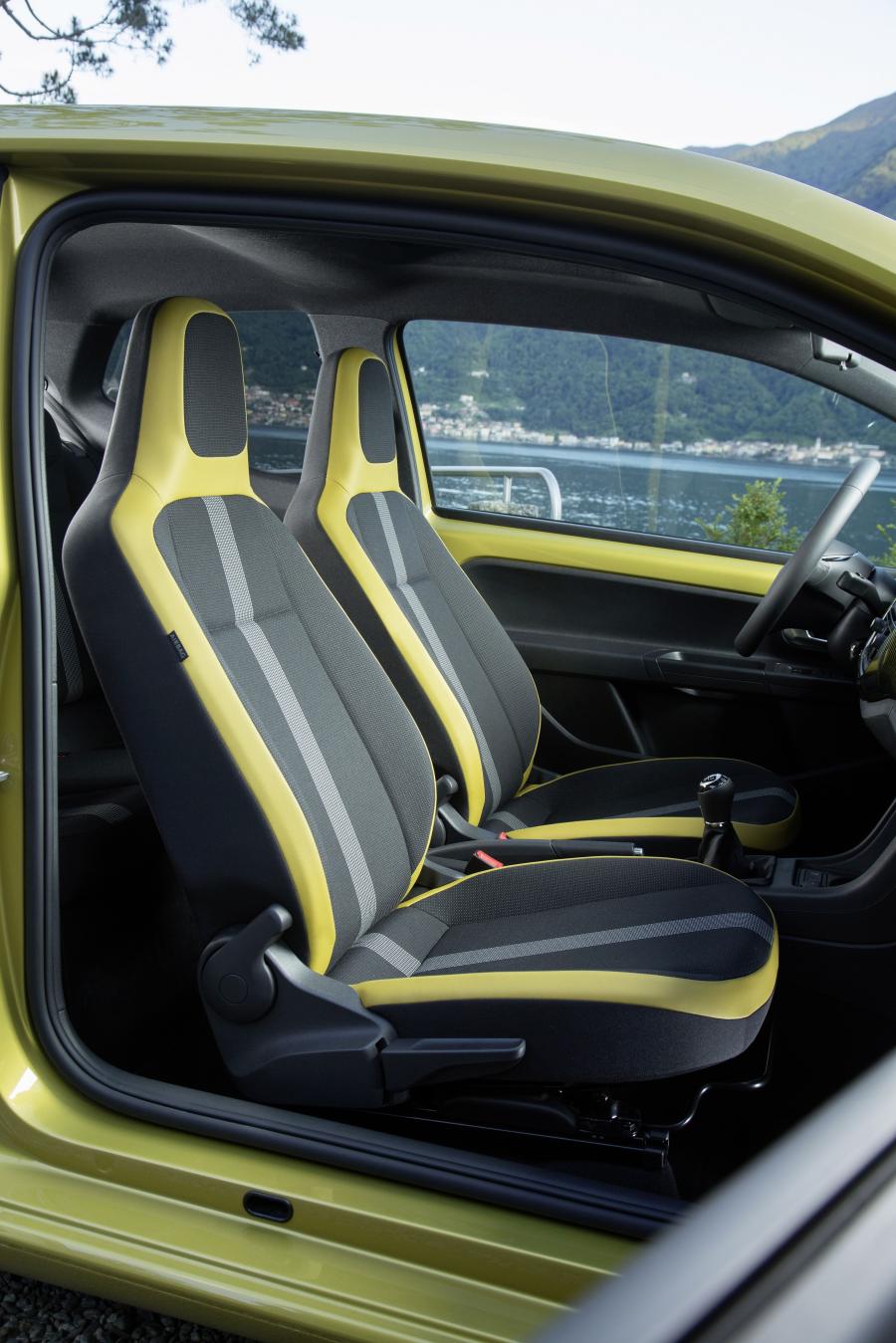 Интерьер Volkswagen up! 3-Door 2016 года  (фото 5 из 25)